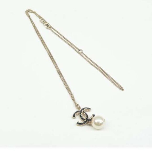 100% Authentic CHANEL Gold-Plated Pearls CC Shape Necklace - Picture 5 of 11